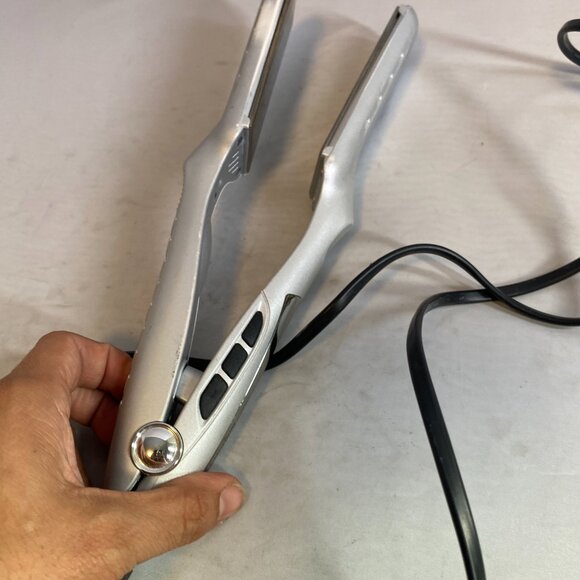 BaByliss Pro Avanti Flat Iron 1 3/8" - Picture 2 of 2